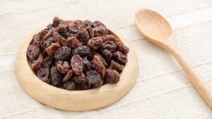 The Benefits of Raisins & How It Helps In Weight Loss